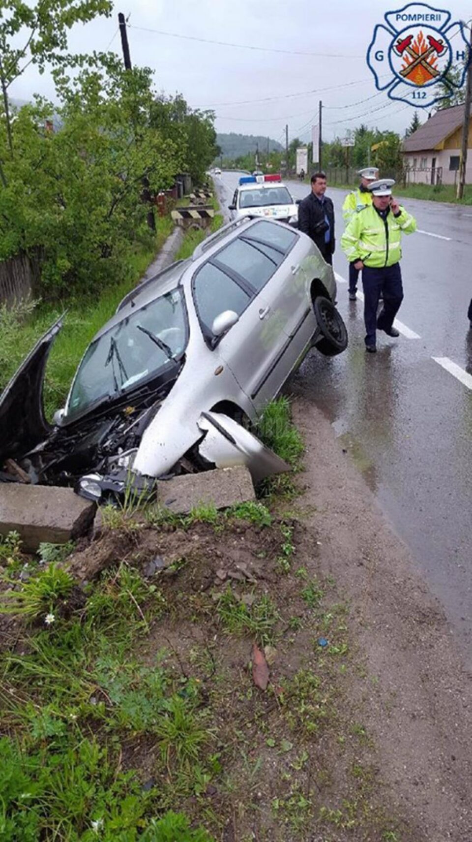 Mașina a ieșit brusc în afara drumului, pe o porțiune în linie dreaptă