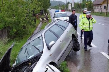 Mașina a ieșit brusc în afara drumului, pe o porțiune în linie dreaptă