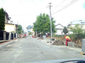 Lucrările de modernizare a străzii Zamcei au fost finalizate la trotuare, urmând să fie turnat și covor asfaltic, pe 8000 de mp