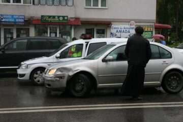 Șoferul autoturismului nu s-a asigurat la schimbarea benzii și a acroșat autoutilitara