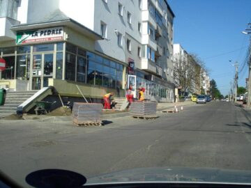 Lucrările de modernizare a străzii Zamcei au fost finalizate la trotuare, urmând să fie turnat și covor asfaltic, pe 8000 de mp