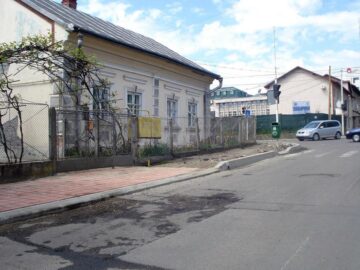 Lucrările de modernizare a străzii Zamcei au fost finalizate la trotuare, urmând să fie turnat și covor asfaltic, pe 8000 de mp