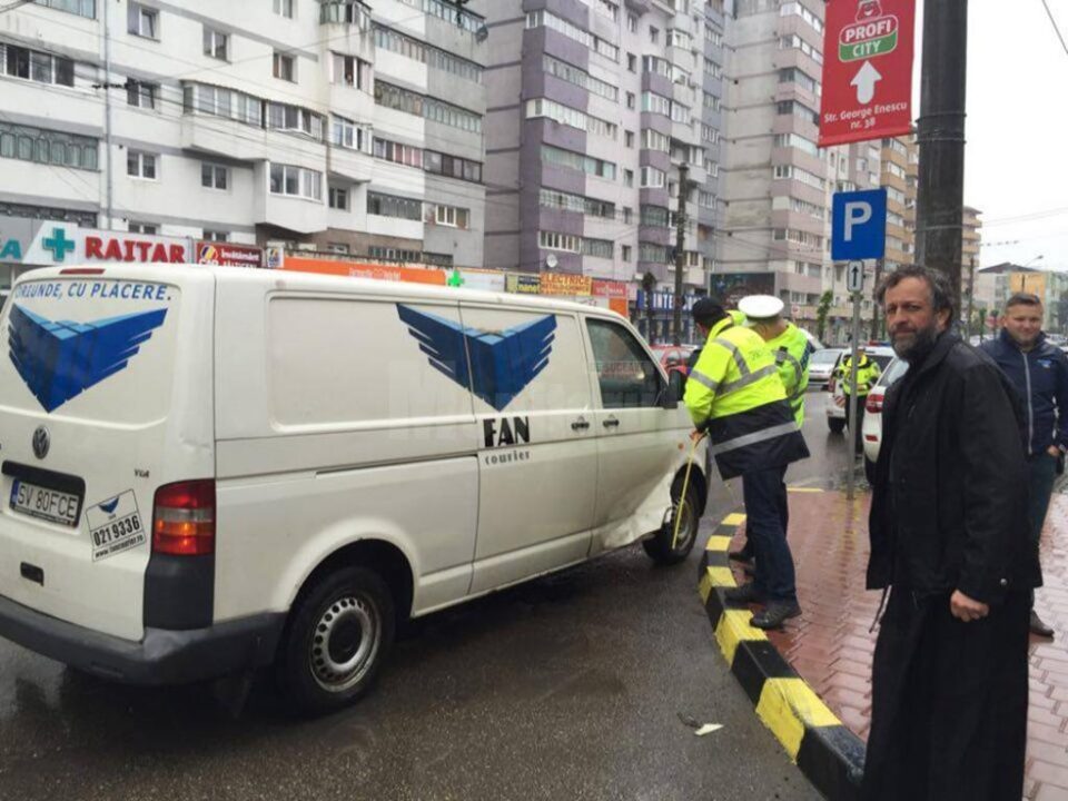 Autoutilitara a fost acroșată în partea dreaptă, pasagerul de pe acea parte ajungând la spital