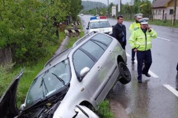 Un autoturism s-a izbit de un cap de pod, după ce șoferița a ațipit la volan
