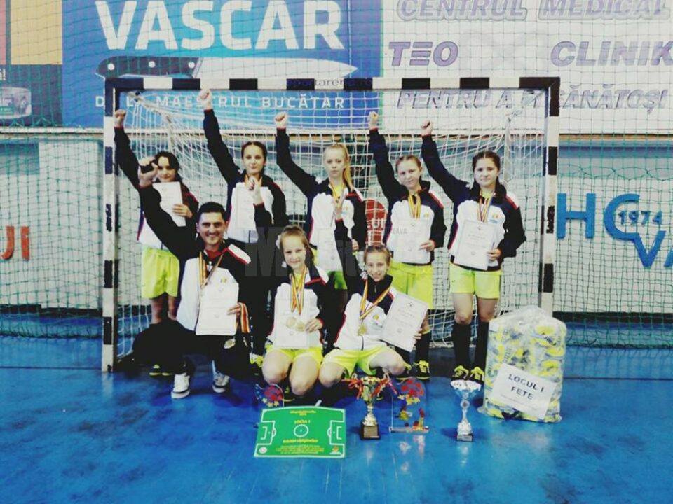 Echipa Școlii Gimnaziale „Dimitrie Onciul” din Straja a câștigat titlul de campioană națională la fotbal feminin Olimpiada Gimnaziilor
