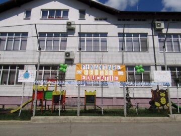 Elevii Școlii „Miron Costin” fac campanie pentru o educație de calitate