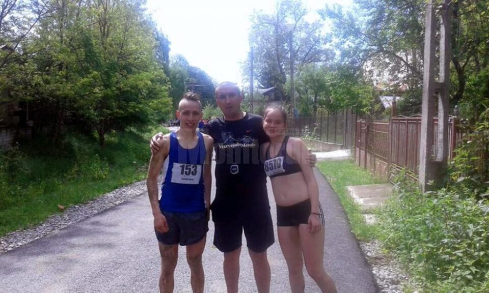 Antrenorul Cristian Prâsneac alături de sportivii săi, Gabriel Bularda și Alina Paula Vântu la naționalele de alergare montană Antrenorul Cristian Prâsneac alături de sportivii săi, Gabriel Bularda și Alina Paula Vântu la naționalele de alergare montană