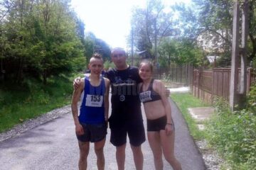 Antrenorul Cristian Prâsneac alături de sportivii săi, Gabriel Bularda și Alina Paula Vântu la naționalele de alergare montană