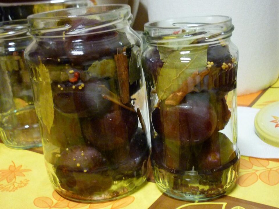 Prune murate în oțet. Foto: florideportocal.ro