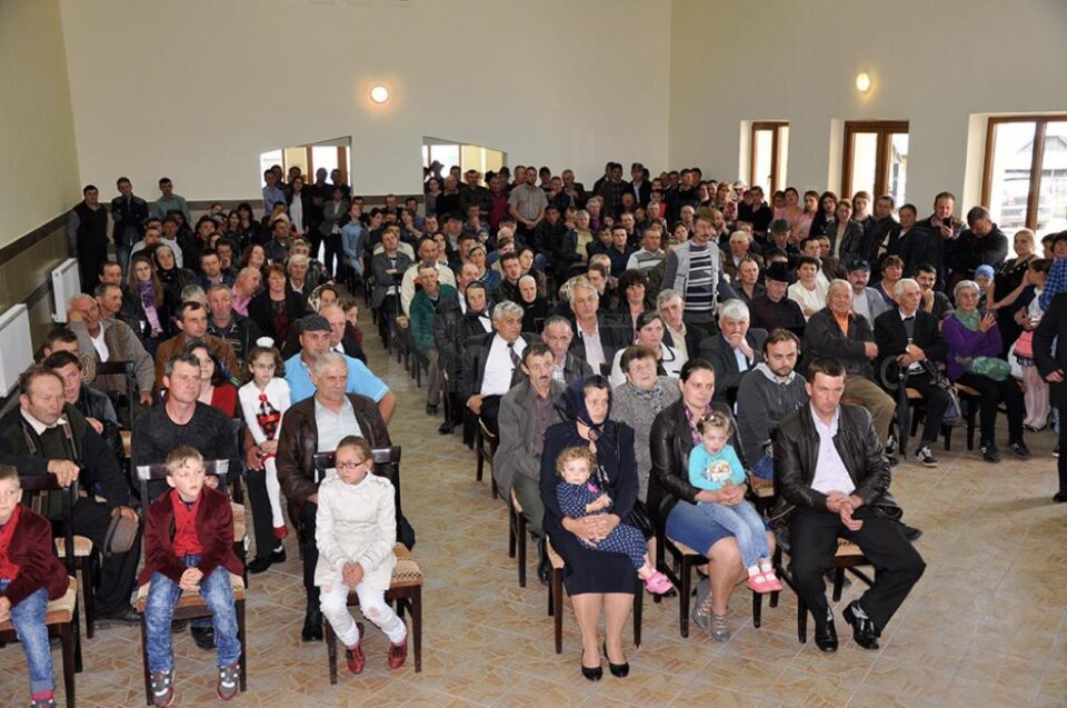 Câteva sute de locuitori din Vatra Moldoviței au fost prezenți la întâlnirea cu Virgil Saghin și Gheorghe Flutur