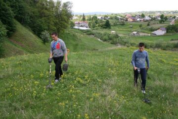 Frații Hatnean la lucru pe dealuri