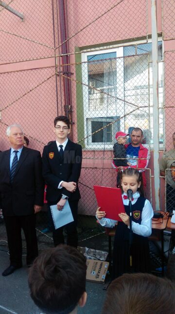 Elevii Școlii „Miron Costin” fac campanie pentru o educație de calitate