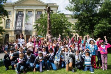 60 de copii din Suceava și Ilfov, duși în excursie la București de Fundația FARA, patronată de Prințul Charles. Foto: Mihnea Ciulei
