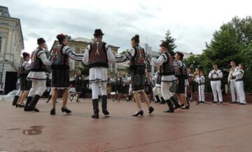 Ansamblul Folcloric „Plaiurile Dornelor” a obținut Trofeul Festivalului „Pe fir de baladă” de la Târgu Jiu