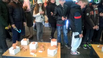 36 de lucrări în ceramică realizate de școlari și preșcolari, expuse la Centrul pentru Păstrarea Tradițiilor Bucovinene