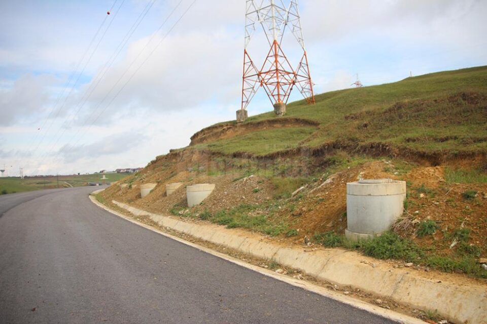 Nechifor atrage atenția că alunecările de teren riscă să afecteze un stâlp care susține rețeaua electrică