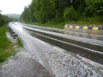 Peisaj hibernal, cu grindină și lapoviță, în mijloc de mai