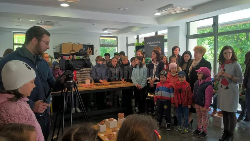 Lucrări în ceramică realizate de școlari și preșcolari, expuse la Centrul pentru Păstrarea Tradițiilor Bucovinene