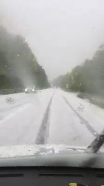 Peisaj hibernal, cu grindină și lapoviță, în mijloc de mai