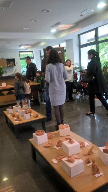 36 de lucrări în ceramică realizate de școlari și preșcolari, expuse la Centrul pentru Păstrarea Tradițiilor Bucovinene