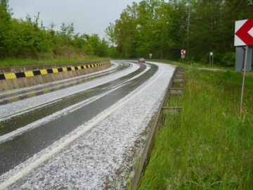 Peisaj hibernal, cu grindină și lapoviță, în mijloc de mai