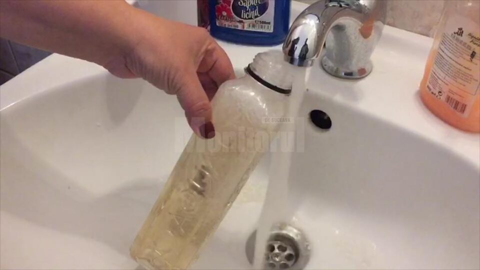 Apă maronie la robinete, în zona centrală a Sucevei