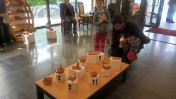 36 de lucrări în ceramică realizate de școlari și preșcolari, expuse la Centrul pentru Păstrarea Tradițiilor Bucovinene