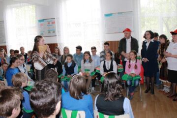 E.ON a donat 30 de calculatoare școlilor gimnaziale din Izvoarele Sucevei și Ciocănești