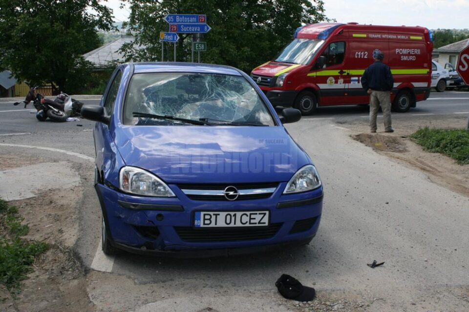 Mopedistul s-a lovit puternic de parbrizul mașinii