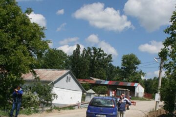 Accidentul s-ar fi petrecut în momentul în care șoferul din Botoșani a virat la stânga de pe drumul național