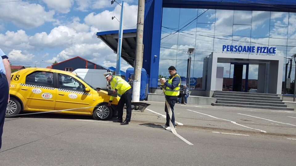 În urma impactului, șoferul și pasagerul taximetrului au fost răniți