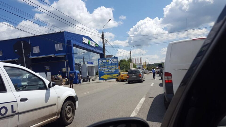 Taximetrul a fost acroșat de un autoturism a cărui șofer nu s-a asigurat la schimbarea benzii Taximetrul a fost acroșat de un autoturism a cărui șofer nu s-a asigurat la schimbarea benzii