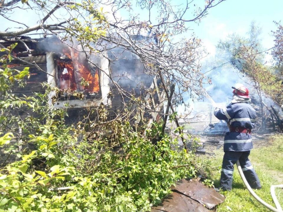 Gospodărie distrusă într-un incendiu, la Vama
