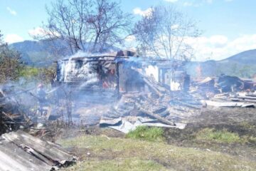 Gospodărie distrusă într-un incendiu, la Vama