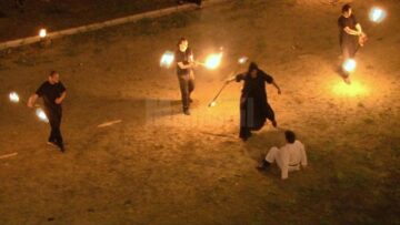 Spectacol mistic cu jonglerii cu evantaie și bâte în flăcări, susținut de Ordinul Solomonarilor, la Cetate