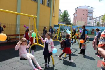 Un nou loc de joacă pentru copii a fost inaugurat în cartierul Zamca