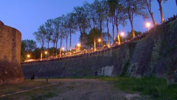 Spectacol mistic cu jonglerii cu evantaie și bâte în flăcări, susținut de Ordinul Solomonarilor, la Cetate