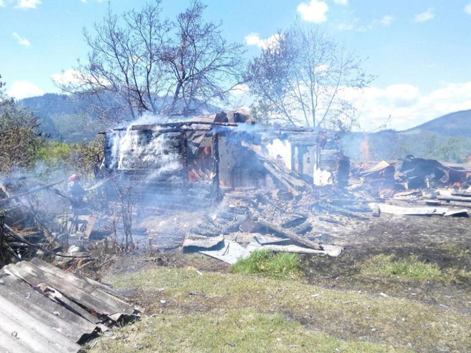 Gospodăria unui bătrân din Vama s-a transformat în scrum după un violent incendiu