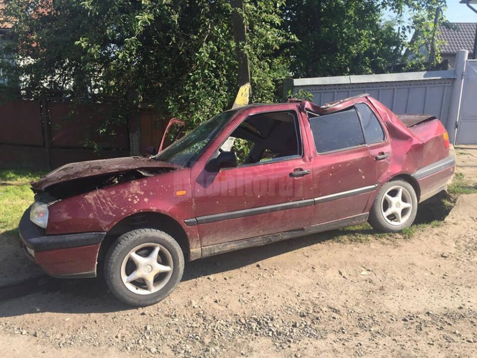 Un șofer rupt de beat a distrus un podeț și un stâlp de beton și a provocat moartea pasagerului pe care-l transporta