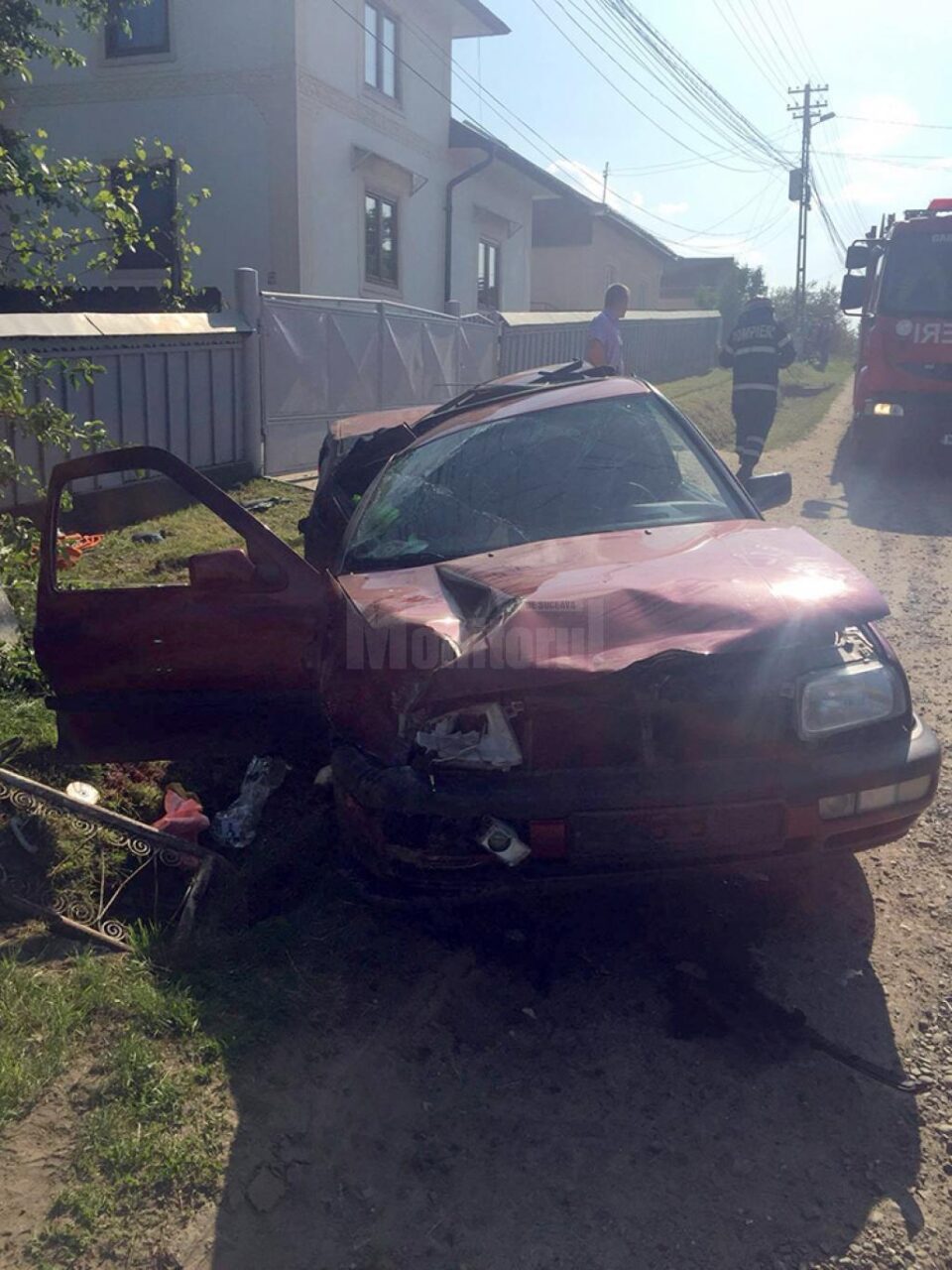 Un șofer rupt de beat a distrus un podeț și un stâlp de beton și a provocat moartea pasagerului pe care-l transporta