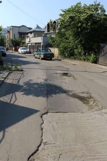 Pericol public pe strada Narciselor, din cauza craterelor apărute în urma lucrărilor făcute „nemțește”