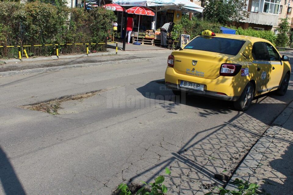 Crater apărut la finele săptămânii trecute pe mijlocul zonei carosabile, acolo unde au lucrat „nemțește” reprezentanții firmei Pfeiffer
