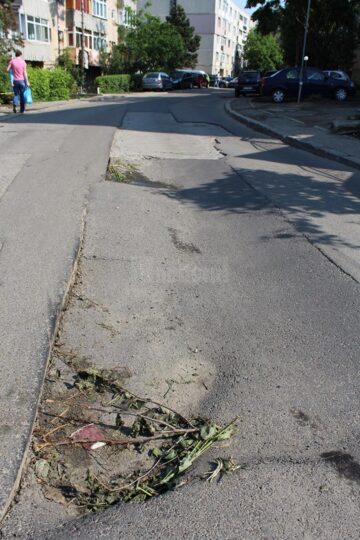 Pericol public pe strada Narciselor, din cauza craterelor apărute în urma lucrărilor făcute „nemțește”