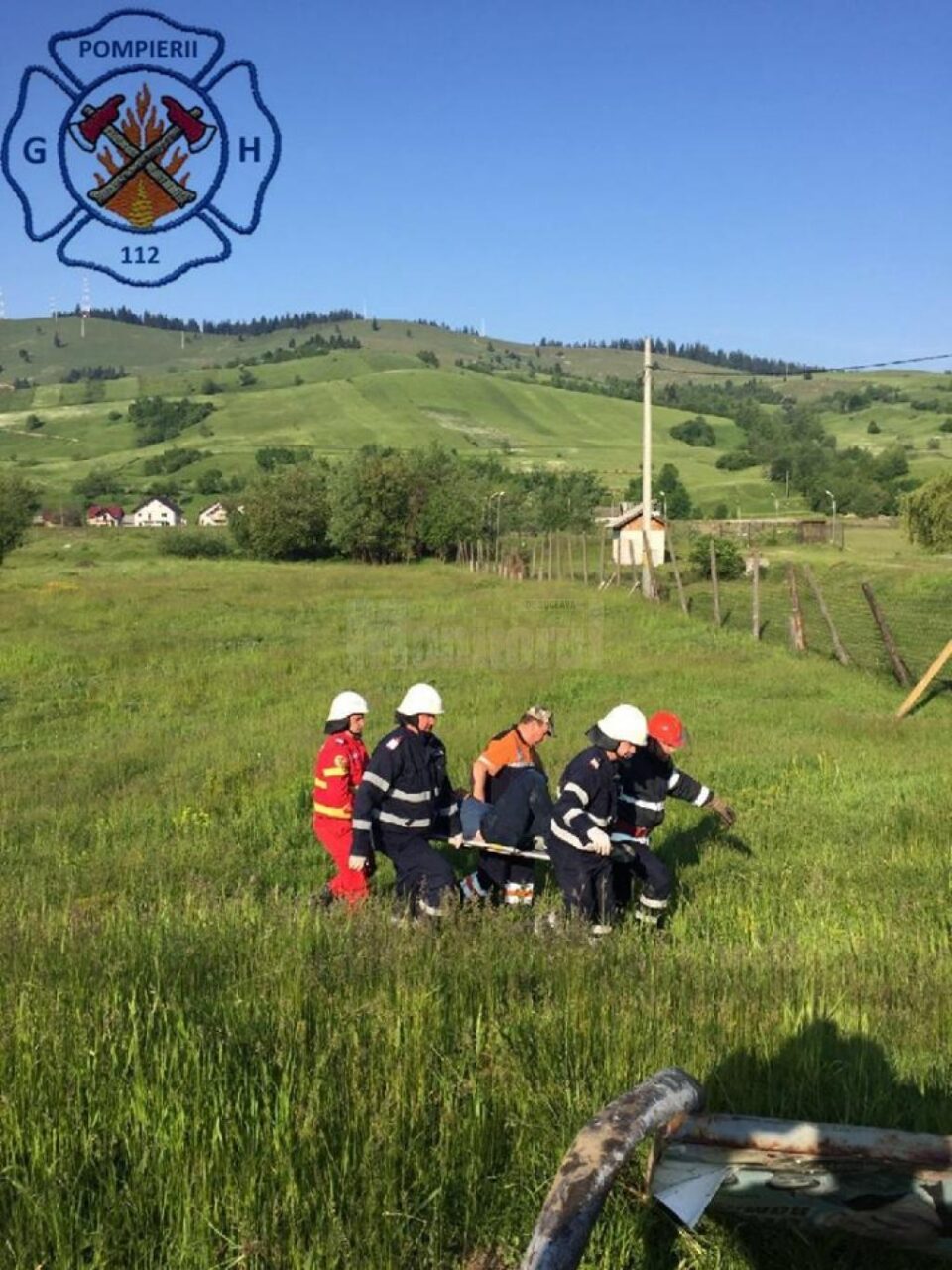 Tânărul a fost extras din mașină și dus la Spitalul orășenesc Gura Humorului