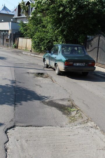 Pericol public pe strada Narciselor, din cauza craterelor apărute în urma lucrărilor făcute „nemțește”