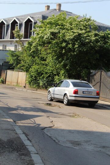 Pericol public pe strada Narciselor, din cauza craterelor apărute în urma lucrărilor făcute „nemțește”