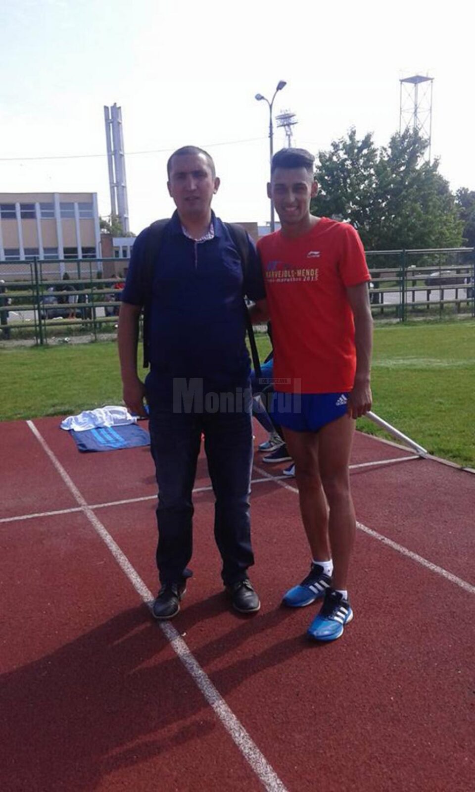 Andrei Dorin Rusu alături de antrenorul Cristian Prâsneac după cursa în care și-a făcut baremul pentru mondialele de juniori I
