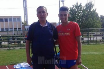 Andrei Dorin Rusu alături de antrenorul Cristian Prâsneac după cursa în care și-a făcut baremul pentru mondialele de juniori I