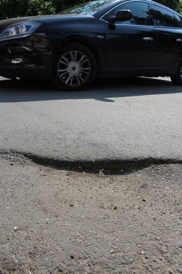Pericol public pe strada Narciselor, din cauza craterelor apărute în urma lucrărilor făcute „nemțește”