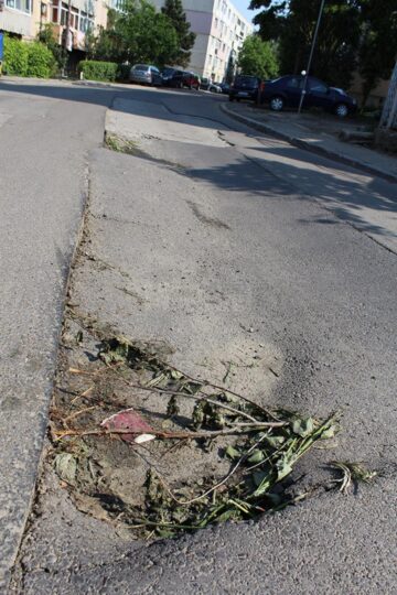 Pericol public pe strada Narciselor, din cauza craterelor apărute în urma lucrărilor făcute „nemțește”